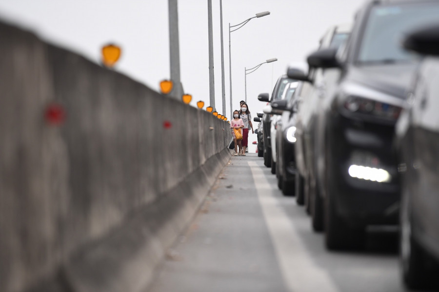 Nhiều người dân đã lựa chọn xuống xe từ trên đường vành đai 3 trên cao để đi bộ.