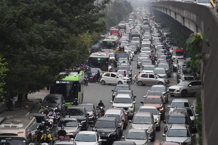 Người dân đổ về Thủ đô sau kỳ nghỉ lễ, nhiều tuyến đường ùn tắc kéo dài ảnh 16