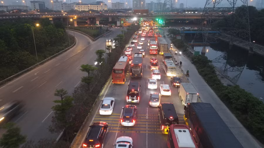 Đoạn đầu cao tốc Pháp Vân- Cầu Giẽ lượng phương tiện kéo dài hàng km.