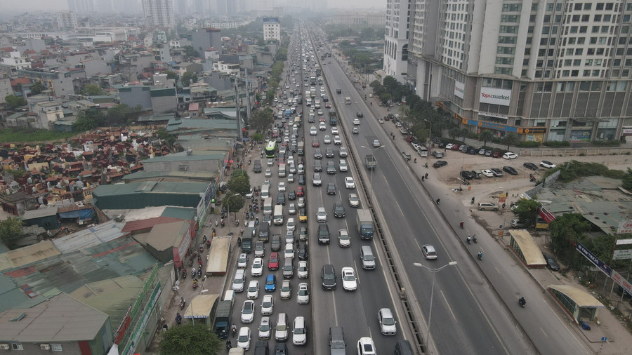 Tại đường Nguyễn Xiển, vành đai 3 trên cao lượng phương tiện tăng đột biến, khiến cho giao thông nơi đây trở nên ùn tắc.
