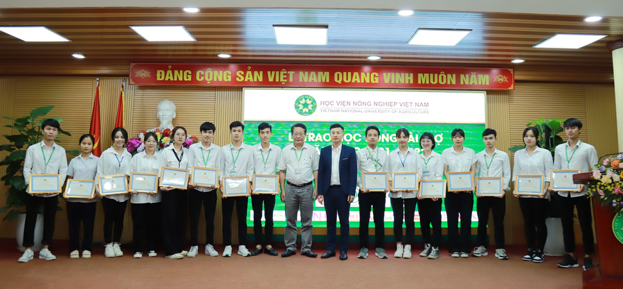 TS Giang Trung Khoa - Trưởng ban Công tác Chính trị &amp; Công tác sinh viên, Học viện Nông nghiệp Việt Nam và ông Ngô Duy Đông, Trưởng phòng nhân sự Công ty Cổ phần Chăn nuôi C.P Việt Nam trao học bổng cho sinh viên. Ảnh: VNUA.