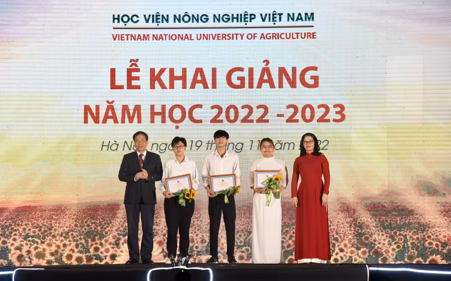 Lãnh đạo Học viện Nông nghiệp Việt Nam trao học bổng cho tân sinh viên nhân dịp khai giảng năm học 2022 - 2023.