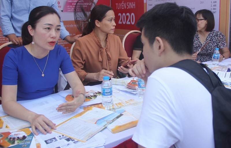 Thí sinh nên tham khảo ý kiến của người thân, thầy cô, giáo khi đăng ký nguyện vọng xét tuyển vào các cơ sở giáo dục đại học. Ảnh minh hoạ: Minh Phong.