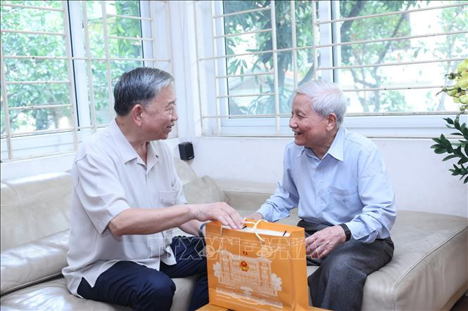 Chủ tịch nước Tô Lâm thăm, chúc mừng Nhà báo Hà Đăng, nguyên Trưởng Ban Tư tưởng - Văn hóa Trung ương, nguyên Tổng Biên tập Báo Nhân Dân. Ảnh: Nhan Sáng/TTXVN Chủ tịch nước Tô Lâm thăm, chúc mừng Nhà báo Hà Đăng, nguyên Trưởng Ban Tư tưởng - Văn hóa Trung ương, nguyên Tổng Biên tập Báo Nhân Dân. Ảnh: Nhan Sáng/TTXVN