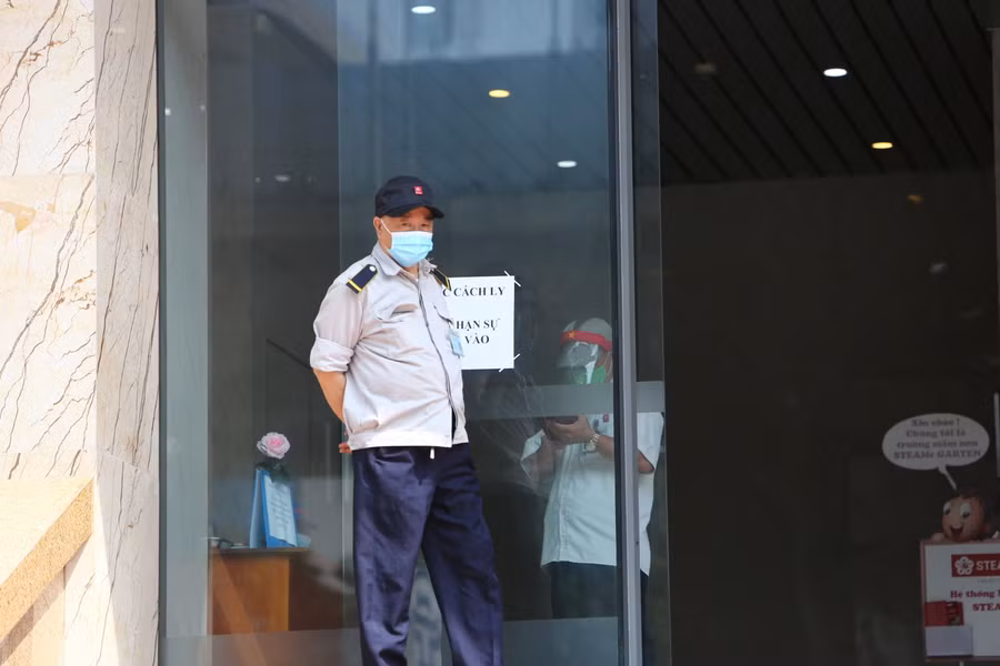 Theo CDC Hà Nội, ca nghi nhiễm 42 tuổi (chung cư Hồ Gươm Plaza) và nhân viên kinh doanh bất động sản 40 tuổi (chung cư CT7 Boo young) đều là F1 của "bệnh nhân 3634".