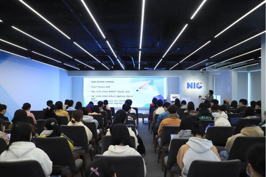 Bà Nguyễn Ngọc Dung trình bày về vai trò, chức năng nhiệm vụ của NIC.