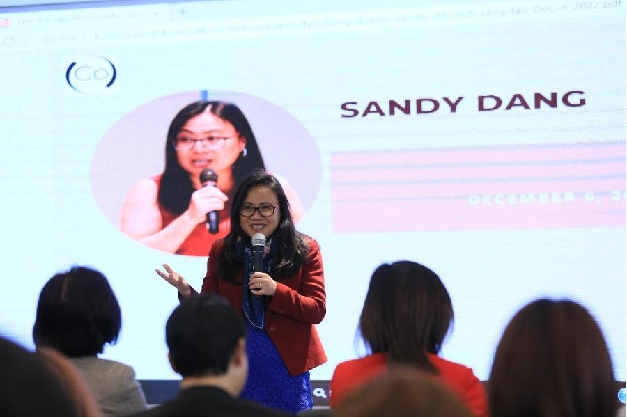 Bà Sandy Đặng chia sẻ một số nội dung tại hội thảo.