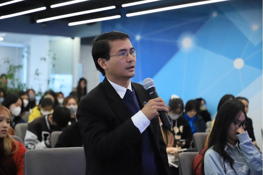 Các khách mời đặt câu hỏi cho các chuyên gia trong phần đối thoại.