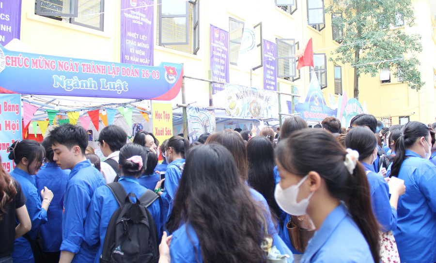 Các gian trại của các khoa luôn 'chật cứng' khách tham quan. Các gian trại của các khoa luôn 'chật cứng' khách tham quan.