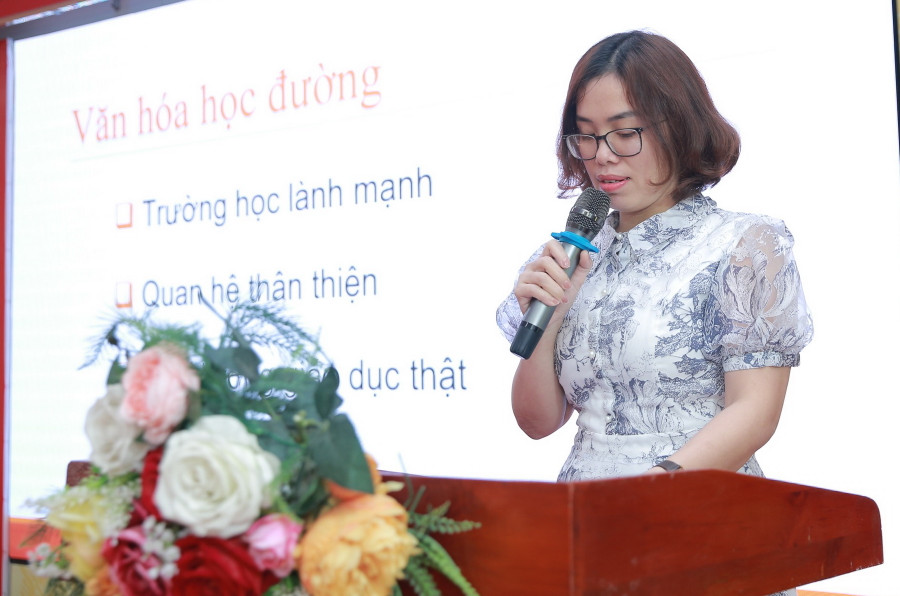 Cô Trần Thị Dung - giáo viên Trường THPT Quang Trung tham luận tại hội thảo. Cô Trần Thị Dung - giáo viên Trường THPT Quang Trung tham luận tại hội thảo.
