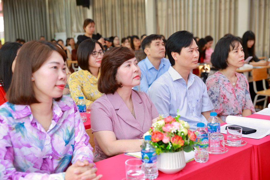 Các đại biểu và đông đảo cán bộ quản lý, giáo viên của 6 trường THPT trong cụm Đống Đa tham dự. Các đại biểu và đông đảo cán bộ quản lý, giáo viên của 6 trường THPT trong cụm Đống Đa tham dự.