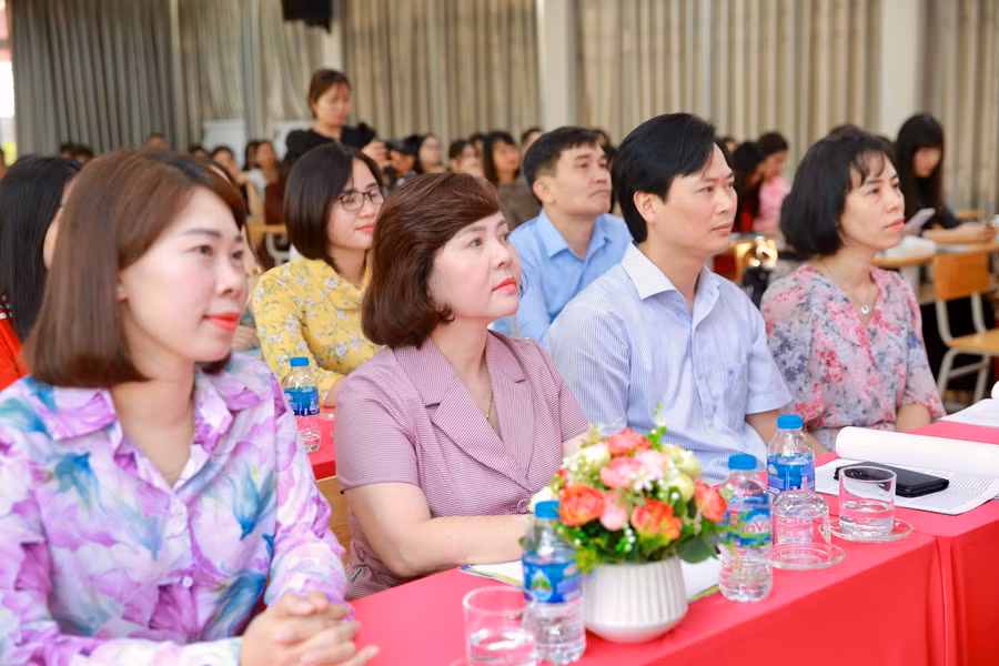 Các đại biểu và đông đảo cán bộ quản lý, giáo viên của 6 trường THPT trong cụm Đống Đa tham dự.