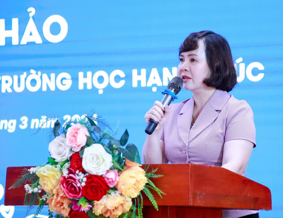 Cô Lưu Thị Lập – Hiệu trưởng Trường THPT Hoàng Cầu phát biểu đề dẫn hội thảo. Cô Lưu Thị Lập – Hiệu trưởng Trường THPT Hoàng Cầu phát biểu đề dẫn hội thảo.
