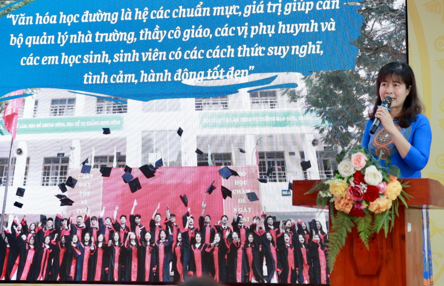 Cô Nguyễn Thị Hồng Hạnh trao đổi tại hội thảo. Cô Nguyễn Thị Hồng Hạnh trao đổi tại hội thảo.
