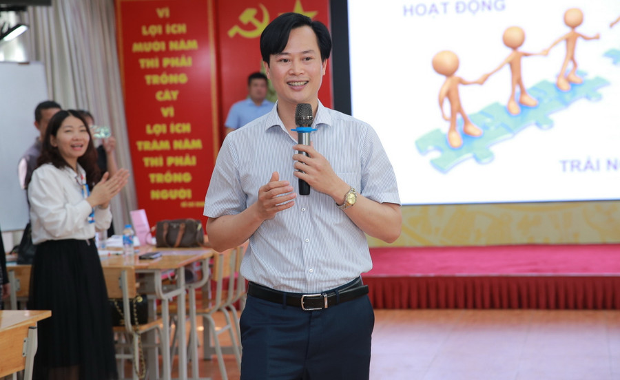 TS Hoàng Trung Học, Trưởng khoa Tâm lý - Giáo dục (Học viện Quản lý giáo dục) chia sẻ tại hội thảo. TS Hoàng Trung Học, Trưởng khoa Tâm lý - Giáo dục (Học viện Quản lý giáo dục) chia sẻ tại hội thảo.