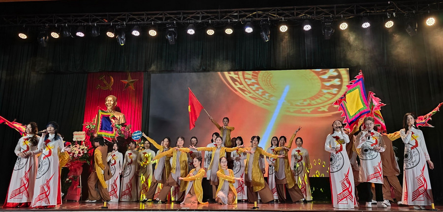 Rộn vang ca khúc khải hoàn.