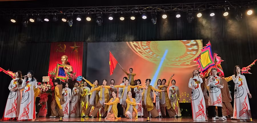 Rộn vang ca khúc khải hoàn.