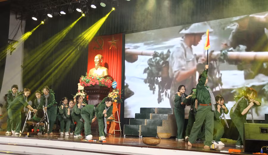 Màn tái hiện lại huyền thoại kéo pháo trong Chiến dịch Điện Biên Phủ năm 1954.