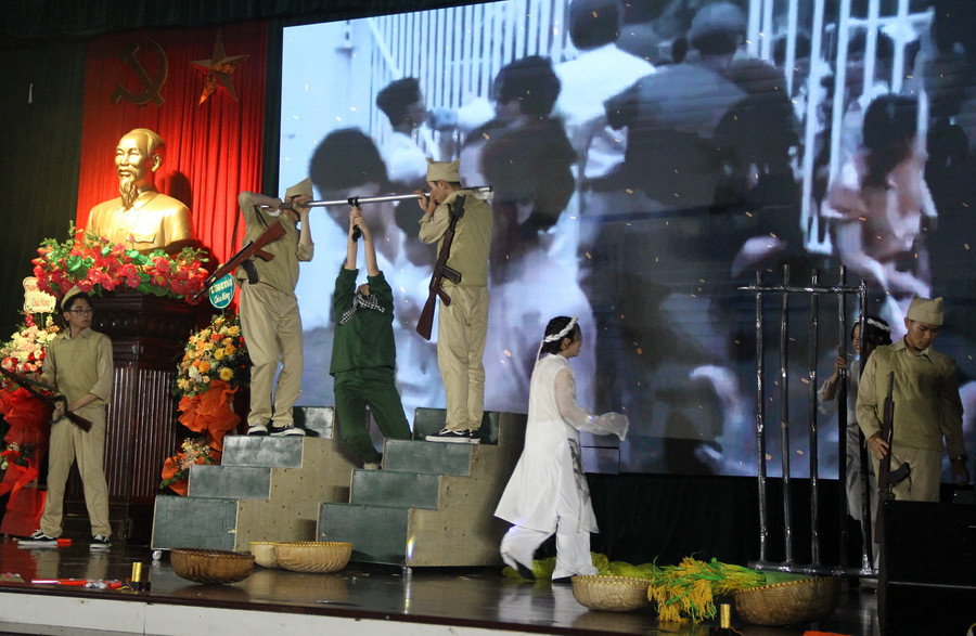 Thông qua một số hoạt cảnh, nhiều tiết mục tái hiện lại những hy sinh anh dũng của cha ông vì nền độc lập tự do của dân tộc.