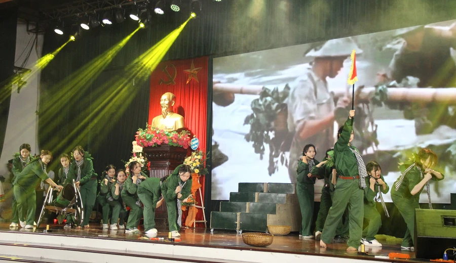 Màn tái hiện lại huyền thoại kéo pháo trong Chiến dịch Điện Biên Phủ năm 1954.