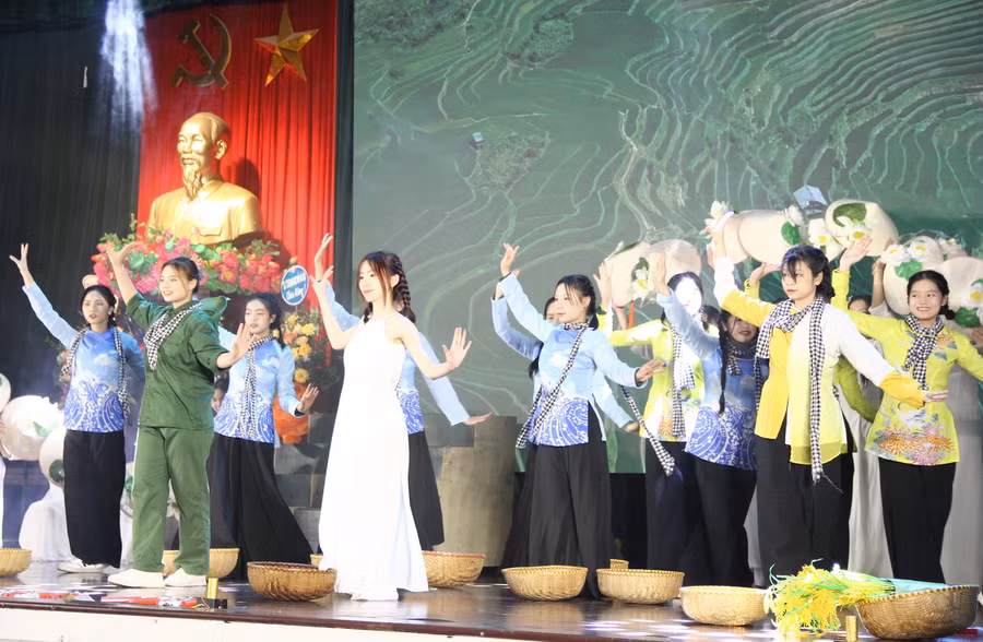 Khi non sông về một mối.