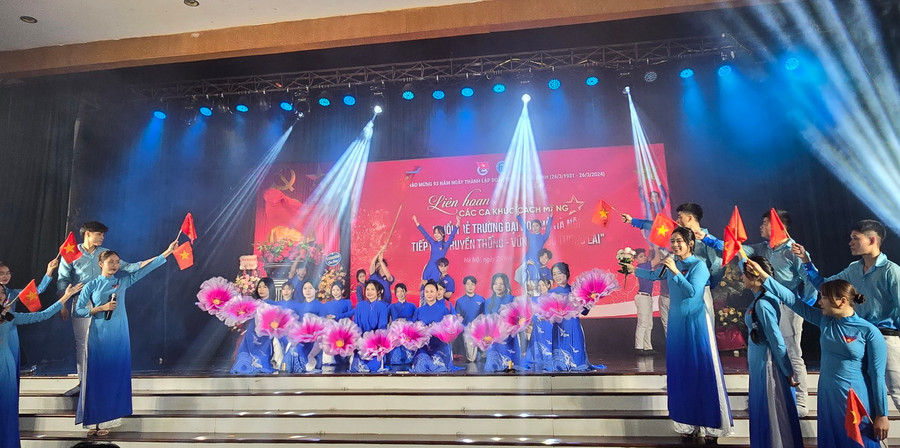 Nhiều tiết mục ngợi ca công cuộc xây dựng, bảo vệ Tổ quốc và phát triển quê hương đất nước trong thời kỳ mới.