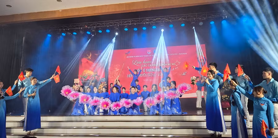 Nhiều tiết mục ngợi ca công cuộc xây dựng, bảo vệ Tổ quốc và phát triển quê hương đất nước trong thời kỳ mới.