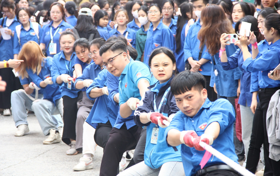 Thi kéo co - một trong những nội dung nằm trong chuỗi hoạt động nhận được sự quan tâm, cổ vũ của đông đảo sinh viên.