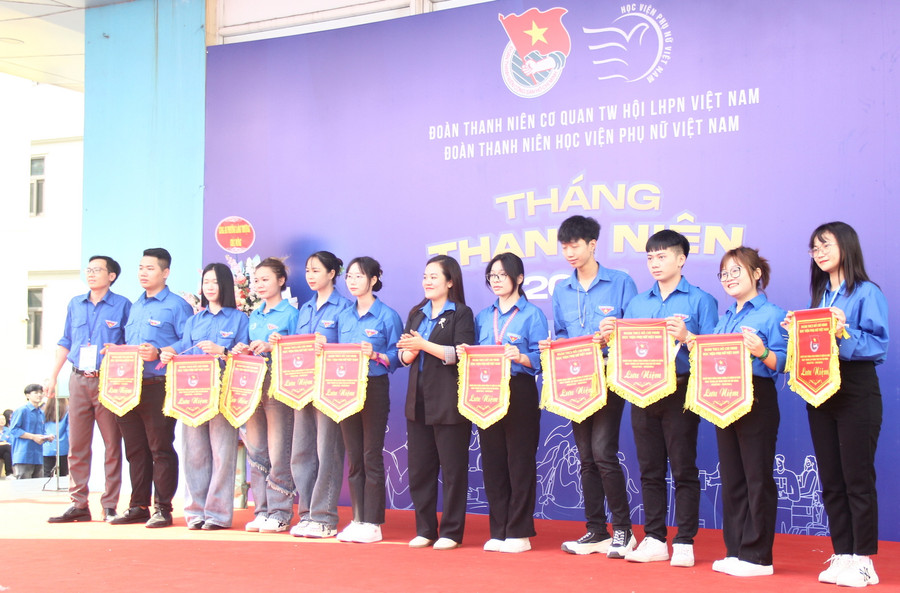 Các đơn vị nhận cờ lưu niệm từ Ban tổ chức. Các đơn vị nhận cờ lưu niệm từ Ban tổ chức.