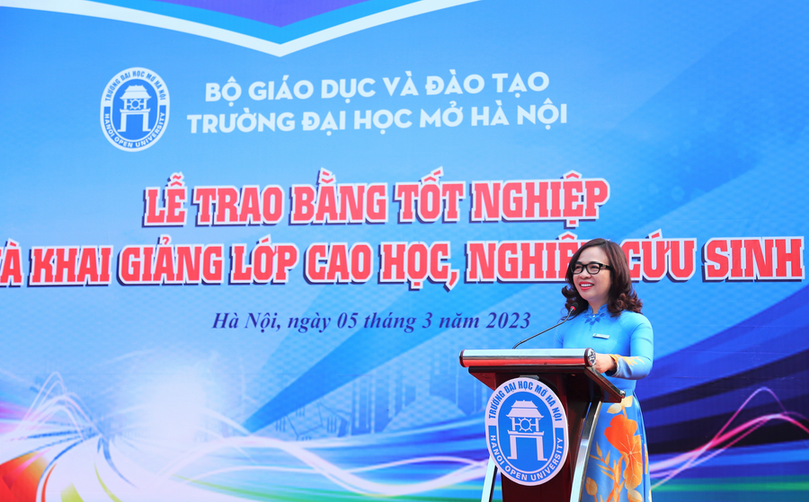 PGS.TS Nguyễn Thị Nhung gửi lời chúc mừng đến các tân cử nhân, thạc sĩ, tiến sĩ. PGS.TS Nguyễn Thị Nhung gửi lời chúc mừng đến các tân cử nhân, thạc sĩ, tiến sĩ.