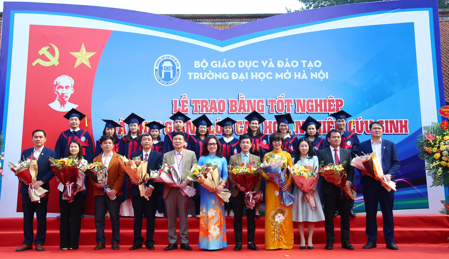 Đại diện sinh viên, học viên tặng hoa tri ân thầy, cô giáo trong ngày nhận bằng tốt nghiệp. Đại diện sinh viên, học viên tặng hoa tri ân thầy, cô giáo trong ngày nhận bằng tốt nghiệp.