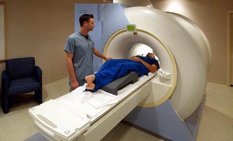 So sánh kết quả chụp cộng hưởng từ MRI não của những ông bố có con lần đầu và những người đàn ông không có con. Ảnh: NHS.