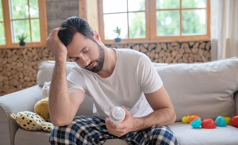 Nam giới cũng có thể bị trầm cảm sau sinh ở một mức độ nào đó. Ảnh: Shutterstock / Dmytro Zynkevych.