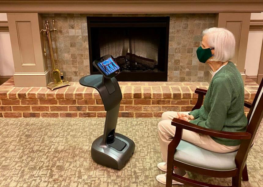 Robot hỗ trợ người mắc chứng sa sút trí tuệ bằng cách phát lại những hình ảnh quen thuộc. Ảnh: McKnights Senior Living. Robot hỗ trợ người mắc chứng sa sút trí tuệ bằng cách phát lại những hình ảnh quen thuộc. Ảnh: McKnights Senior Living.