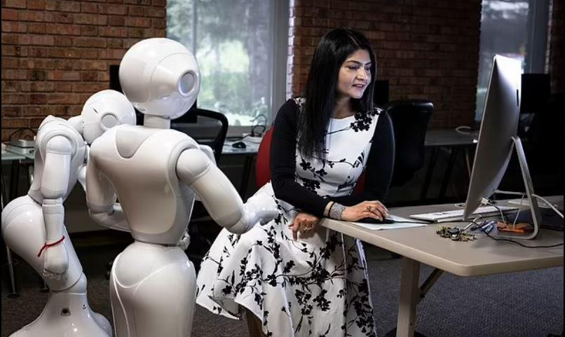 Giáo sư Arshia Khan với hai robot từ phòng thí nghiệm của cô. Ảnh: University of Minnesota Duluth. Giáo sư Arshia Khan với hai robot từ phòng thí nghiệm của cô. Ảnh: University of Minnesota Duluth.