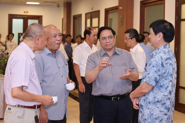 Thủ tướng trao đổi với các chuyên gia tại Hội nghị - Ảnh: VGP/Nhật Bắc.