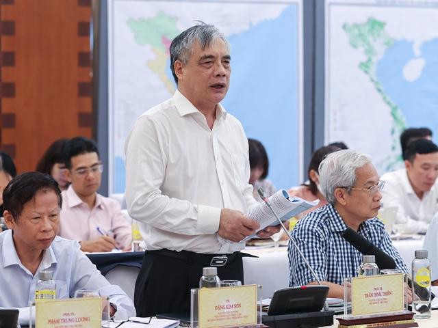 PGS.TS. Trần Đình Thiên, nguyên Viện trưởng Viện Kinh tế Việt Nam phát biểu ý kiến - Ảnh: VGP/Nhật Bắc.