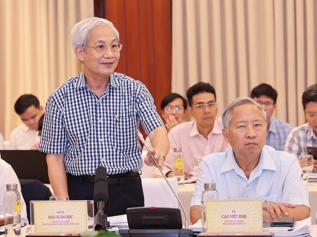 GS.TS. Đào Xuân Học, nguyên Thứ trưởng Bộ Nông nghiệp và Phát triển nông thôn nêu ý kiến tại Hội nghị - Ảnh: VGP/Nhật Bắc.