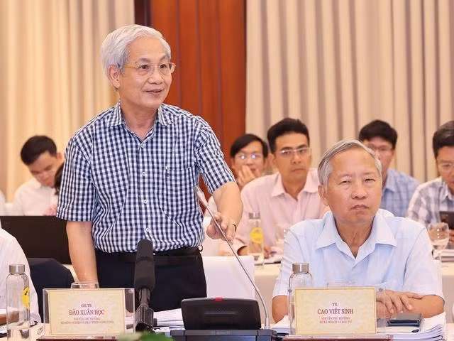 GS.TS. Đào Xuân Học, nguyên Thứ trưởng Bộ Nông nghiệp và Phát triển nông thôn nêu ý kiến tại Hội nghị - Ảnh: VGP/Nhật Bắc.