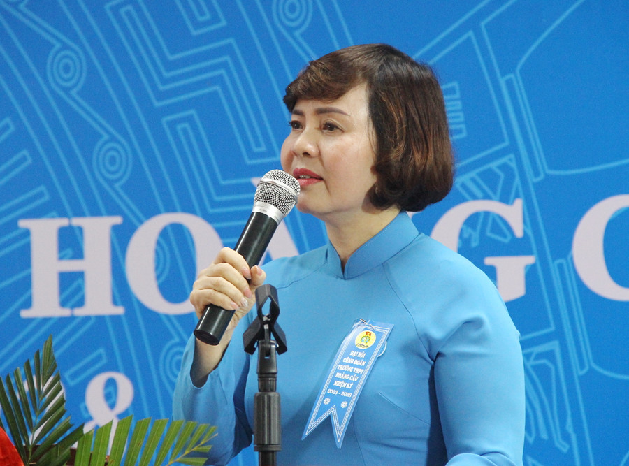 Cô Lưu Thị Lập – Bí thư chi bộ, Hiệu trưởng Trường THPT Hoàng Cầu phát biểu tại Đại hội. Cô Lưu Thị Lập – Bí thư chi bộ, Hiệu trưởng Trường THPT Hoàng Cầu phát biểu tại Đại hội.