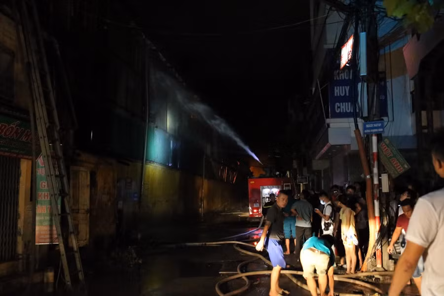Đến 21h đám cháy vẫn chưa được dập tắt