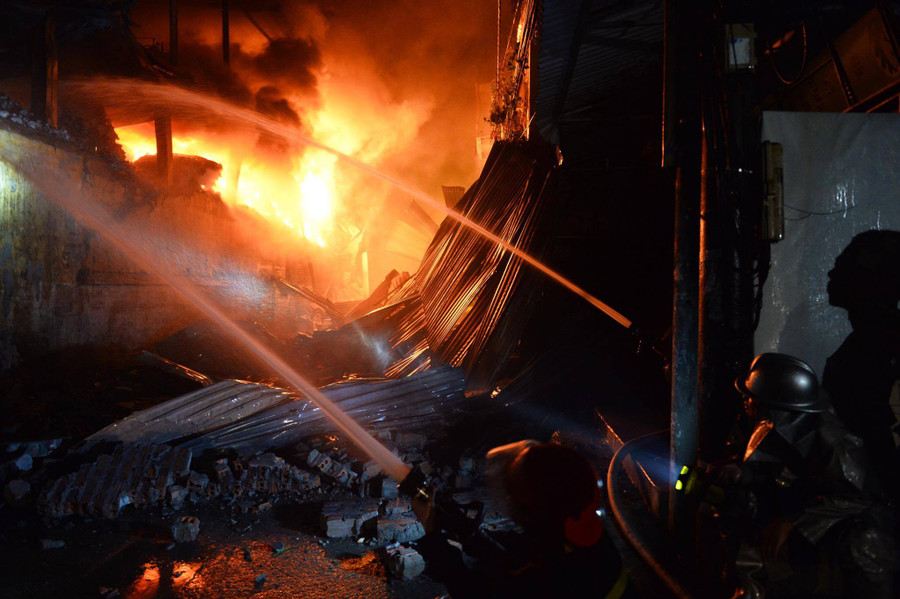 Do ngọn lửa lớn đã khiến nhiều kết cấu của nhà máy bị sập.