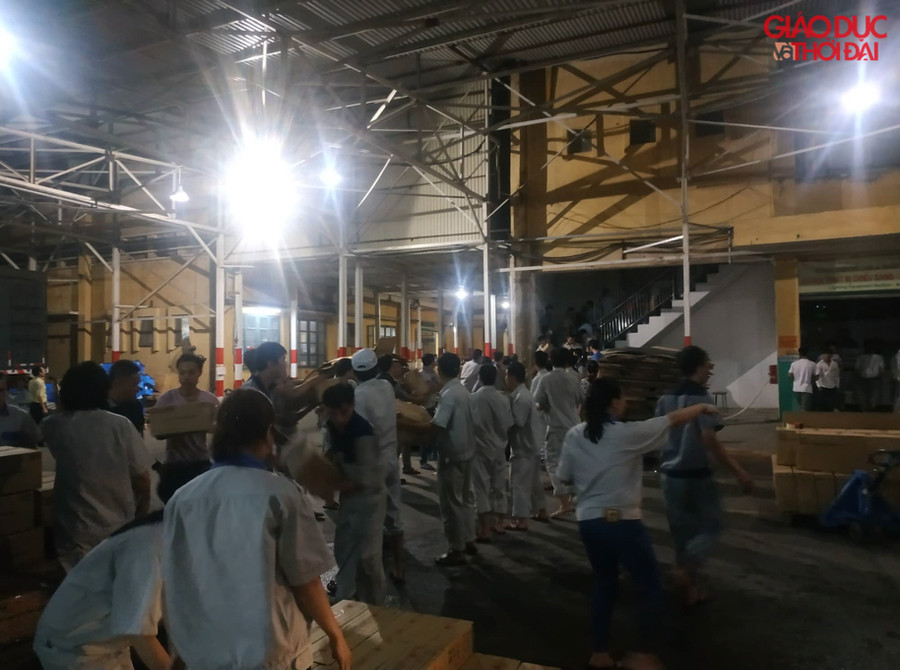 Ngay sau khi phát hiện cháy công nhân trong nhà máy đã nhanh chóng di chuyển nhiều đồ đạc trong kho ra bên ngoài.