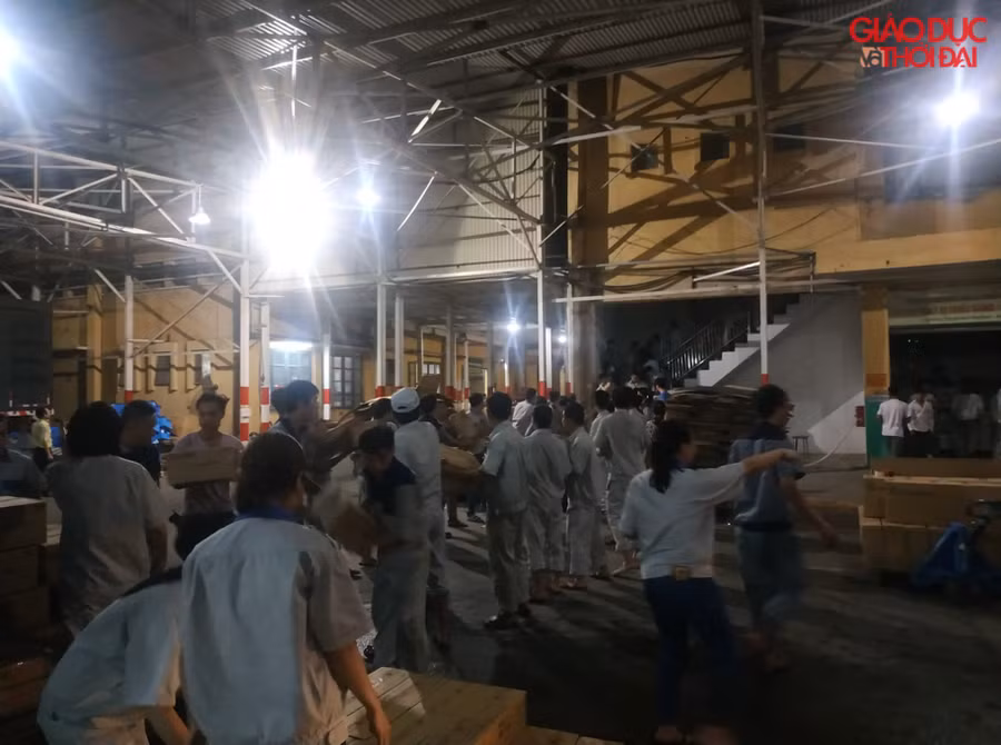 Ngay sau khi phát hiện cháy công nhân trong nhà máy đã nhanh chóng di chuyển nhiều đồ đạc trong kho ra bên ngoài.