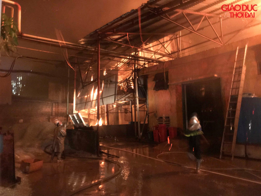 Ngay sau khi nhận được tin báo, lực lượng PCCC đã có mặt tại hiện trường, triển khai công tác chữa cháy.