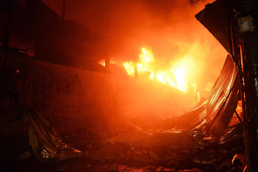 Phía bên trong khu vực cháy.