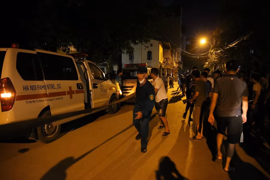 Tại mặt đường Hạ Đình, đám cháy có nguy cơ lan sang nhà dân, lực lượng chức năng cùng người dân đưa vòi nước lên trên để chống cháy lan sang khu dân cư.