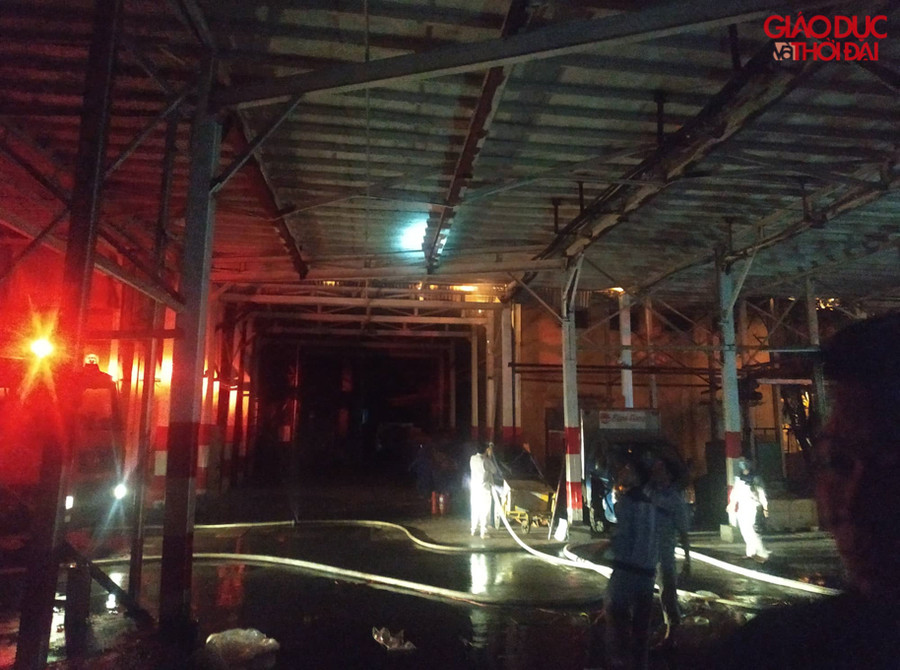 Diện tích cháy rất rộng nên công tác chữa cháy rất khó khăn.