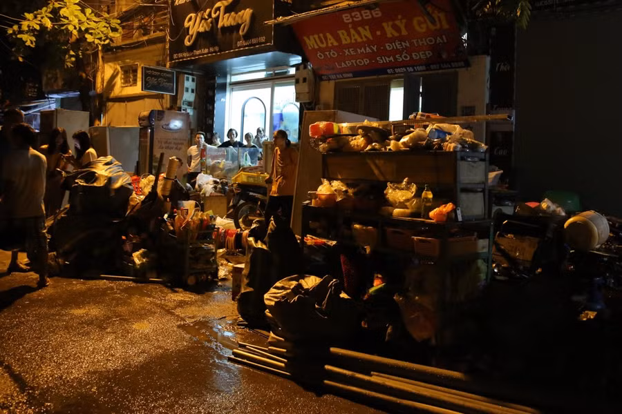 Tại mặt đường Hạ Đình người dân di tản toàn bộ đồ dùng ra bên ngoài