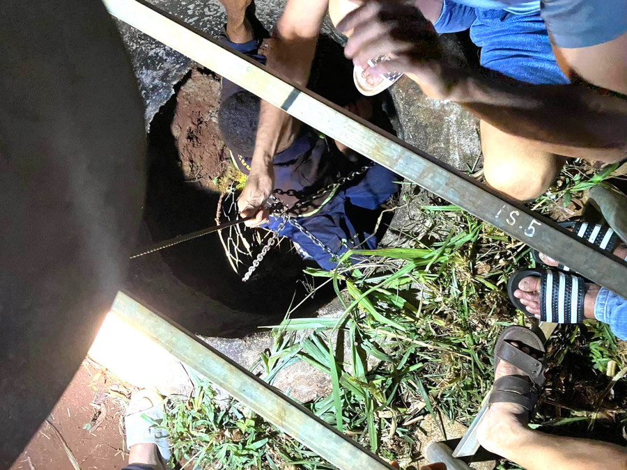 Lực lượng chức năng giải cứu thành công 1 phụ nữ bị rơi xuống giếng sâu (ảnh: CTV). Lực lượng chức năng giải cứu thành công 1 phụ nữ bị rơi xuống giếng sâu (ảnh: CTV).